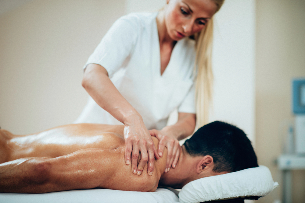 Huile de massage sportif : alliée naturelle pour la préparation et la récupération musculaire